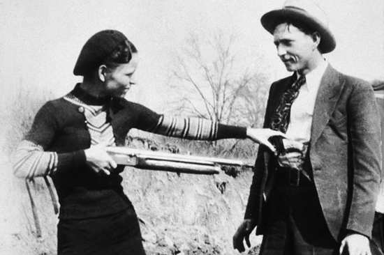 Clyde-Barrow-and-Bonnie-Parker-58bf33ae3df78c353c5352f1_副本.jpg